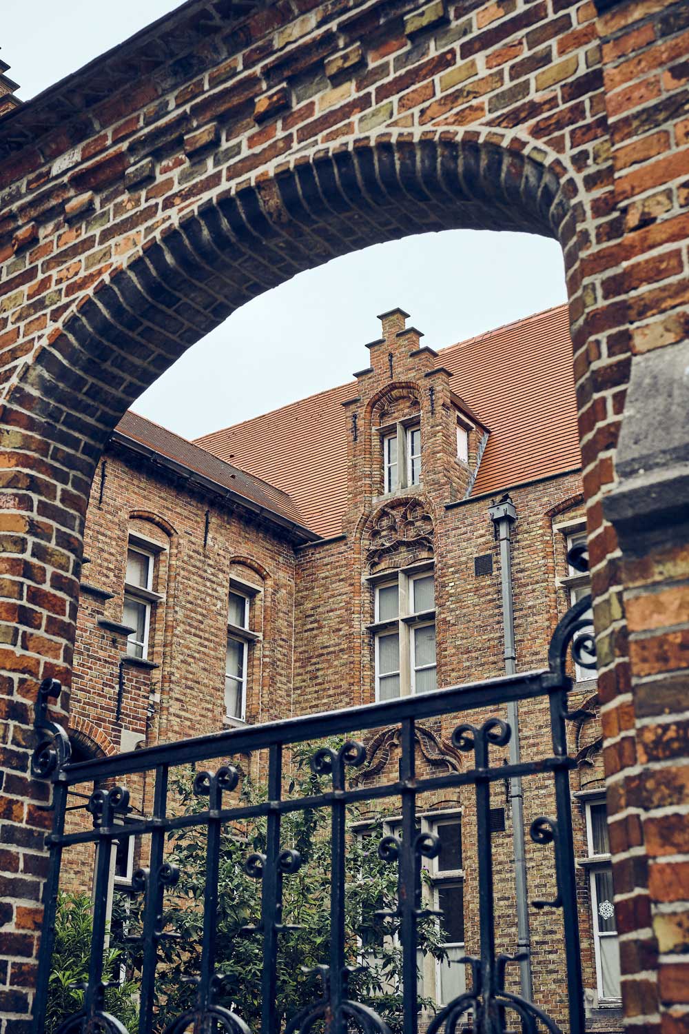 vertical-closeup-shot-famous-church-our-lady-bruges-bruges-belgium